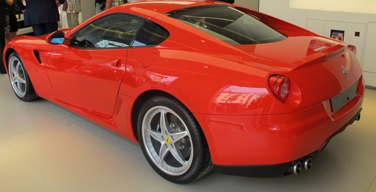 Красные автомобили кажутся нам самыми громкими