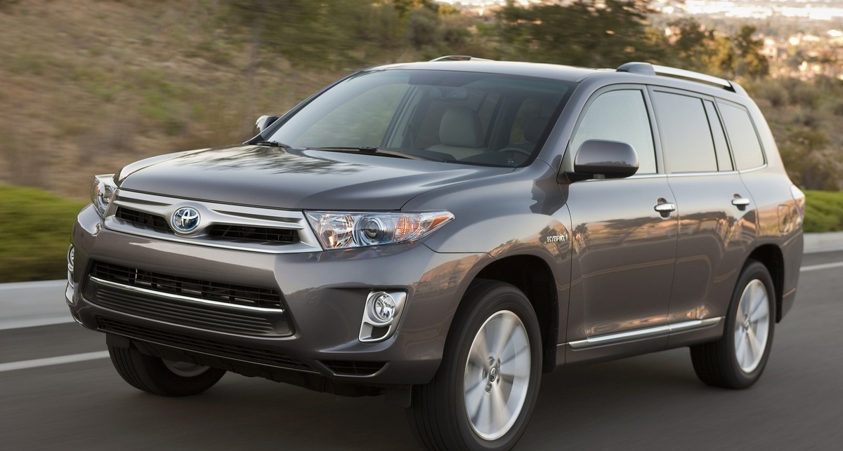 Гибридные внедорожники Toyota попали под отзыв