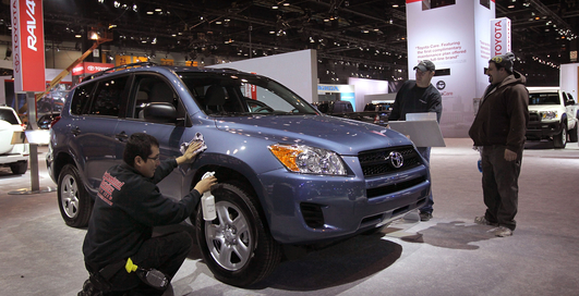 У Toyota будет небольшой гибридный кроссовер