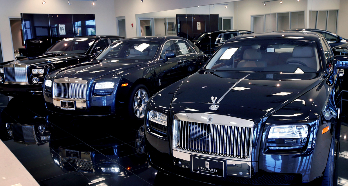 Во всем мире скупают Rolls-Royce