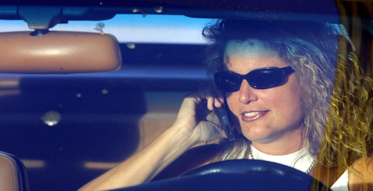 В Америке запрещают разговаривать по телефону за рулем