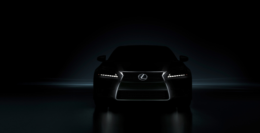 Lexus решил повторить рекламный трюк Infinity