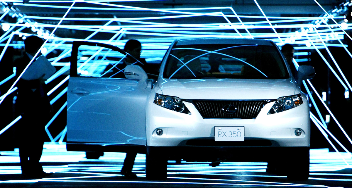 Россияне массово скупают внедорожники Lexus