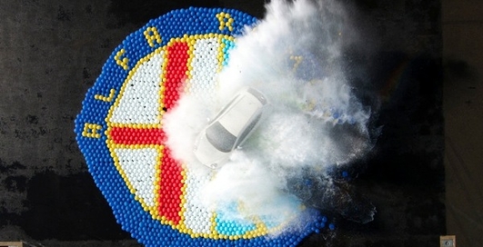 Известный трюкач уничтожил логотип Alfa Romeo
