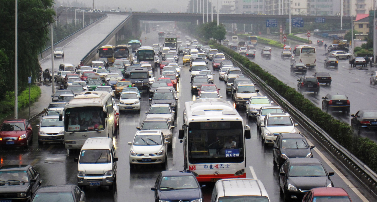 Продажи машин в Китае упали впервые за год