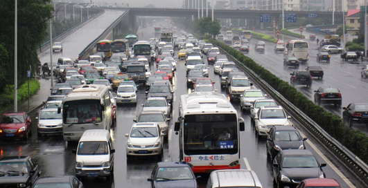 Продажи машин в Китае упали впервые за год