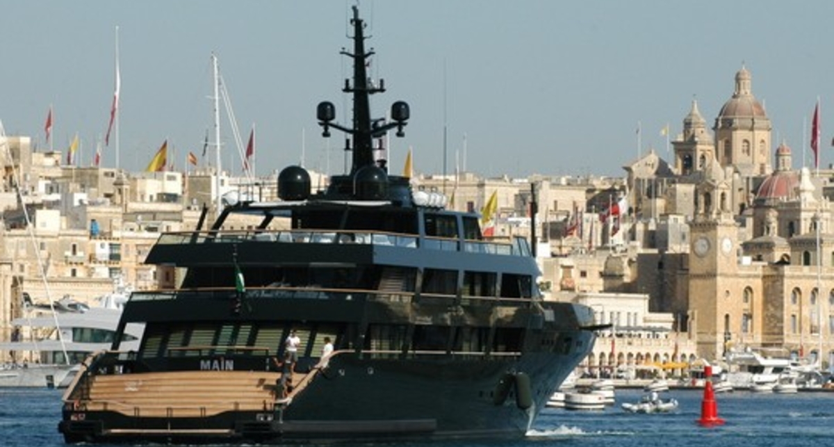 Цена на яхту Джорджио Армани снижена