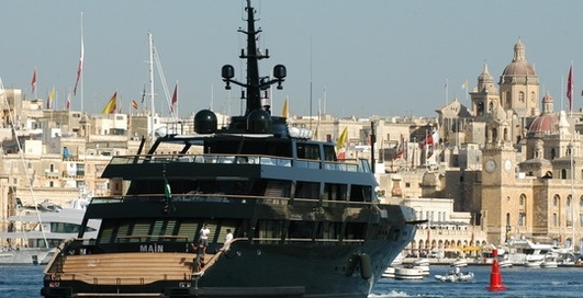 Цена на яхту Джорджио Армани снижена