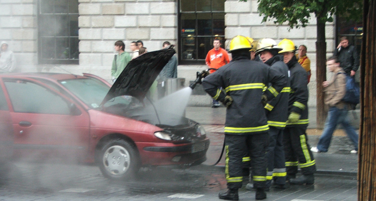 Пьяный водитель вез детей на горящем авто
