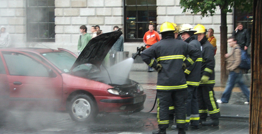 Пьяный водитель вез детей на горящем авто
