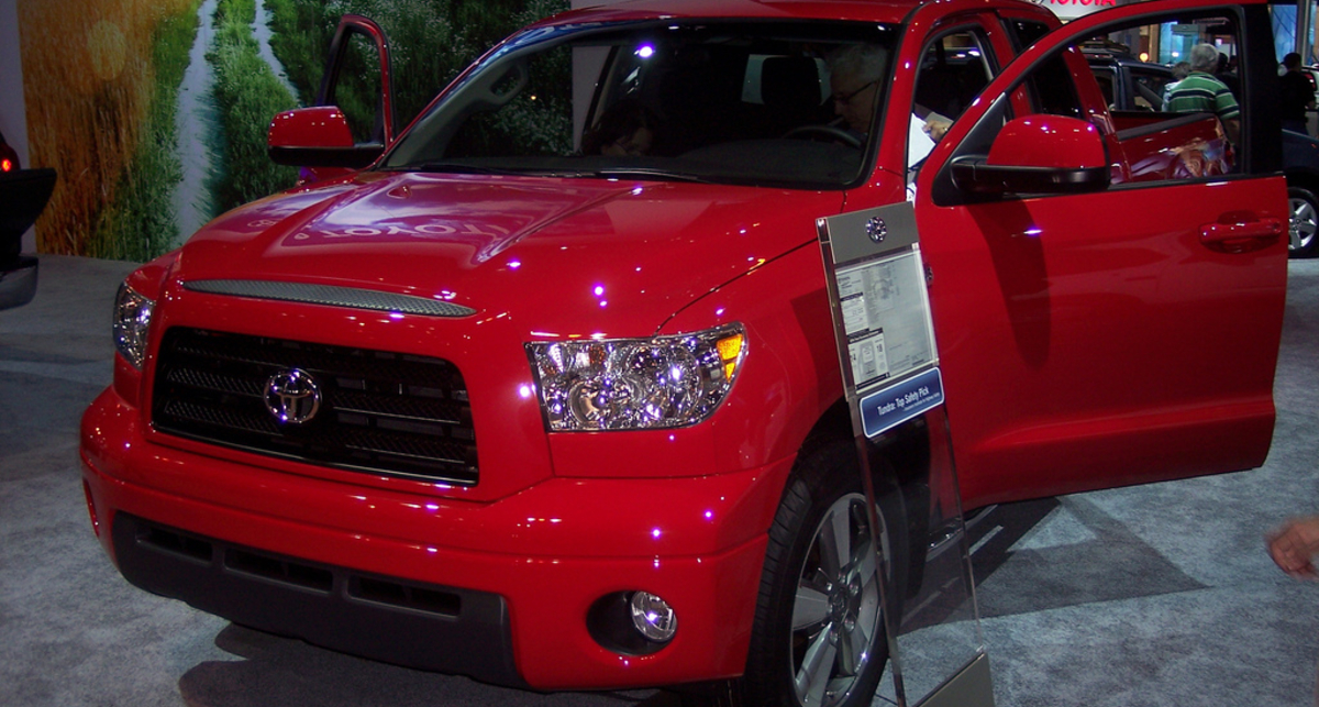 На мотор-шоу в Чикаго разгромили стенд Toyota