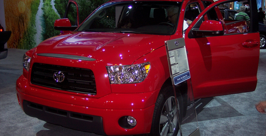 На мотор-шоу в Чикаго разгромили стенд Toyota