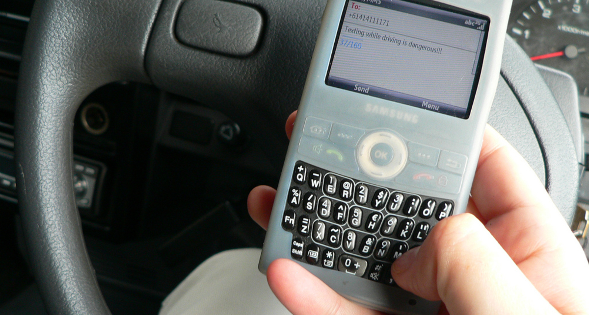 Французы придумали, как пользоваться Facebook и Twitter за рулем