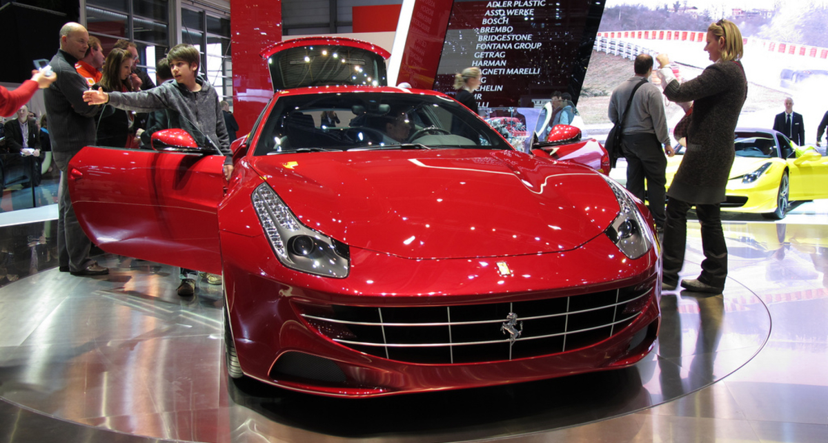 Новенькую Ferrari FF за $230 тыс. разбили во время тест-драйва
