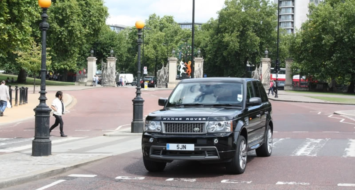 Китаец жестоко отомстил дилеру Range Rover