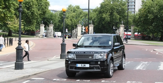 Китаец жестоко отомстил дилеру Range Rover