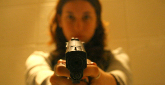 Дочка "уговорила" маму купить спорткар с помощью пистолета