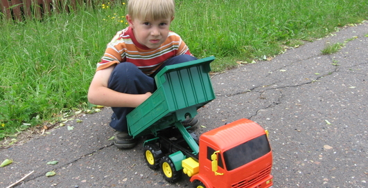 Немцы попались на игрушечных Камазах