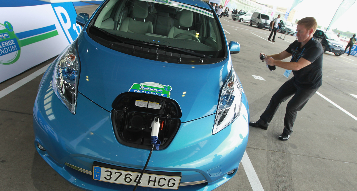 Экспериментатор нашел необычный способ зарядки электрокаров