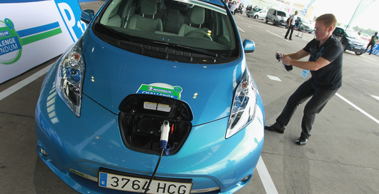 Экспериментатор нашел необычный способ зарядки электрокаров