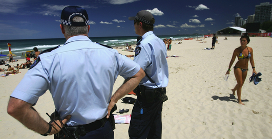 Пьяного австралийца лишили прав за езду на холодильнике