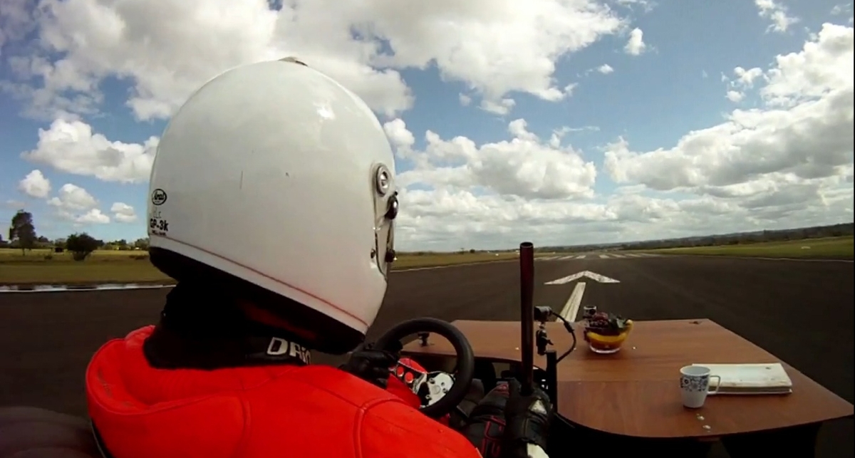 Австралиец разогнался на диване до 163,1 км/час (видео)