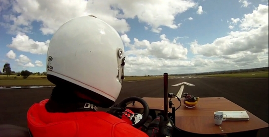 Австралиец разогнался на диване до 163,1 км/час (видео)