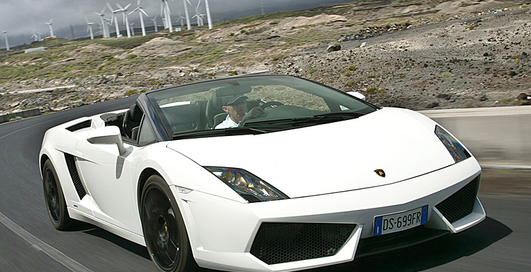 Отчаянный швед перепрыгнул через несущуюся Lamborghini Gallardo (видео)