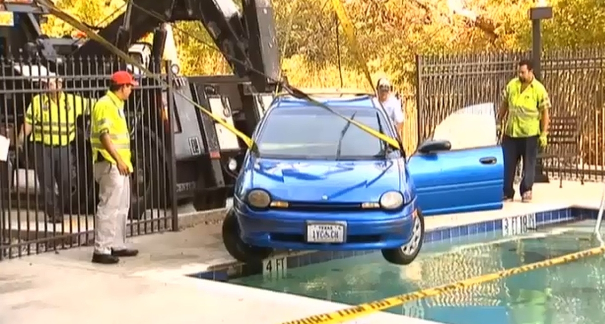 86-летняя американка утопила машину в бассейне (видео)