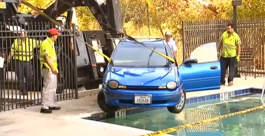 86-летняя американка утопила машину в бассейне (видео)