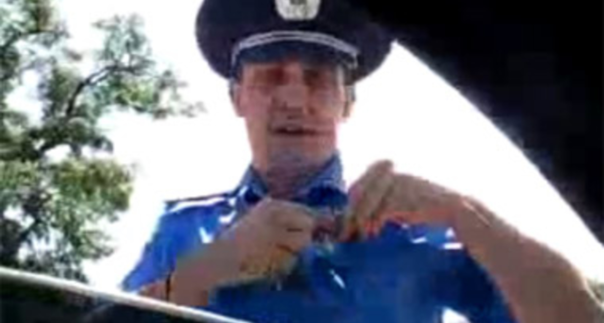 Инспектор ГАИ грозится набить 