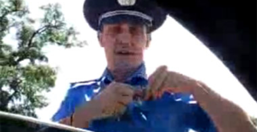 Инспектор ГАИ грозится набить "е...ло" водителю (видео)