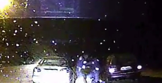 Смотрите, как в Киеве инспекторы ГАИ избивают водителя (видео)