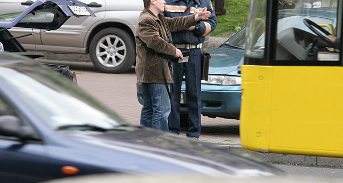 Гаишник может требовать у водителя только три документа