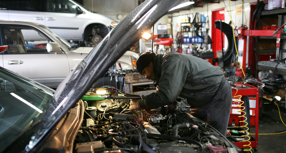 Ремонт машин остается мужским делом