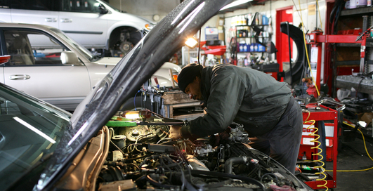 Ремонт машин остается мужским делом