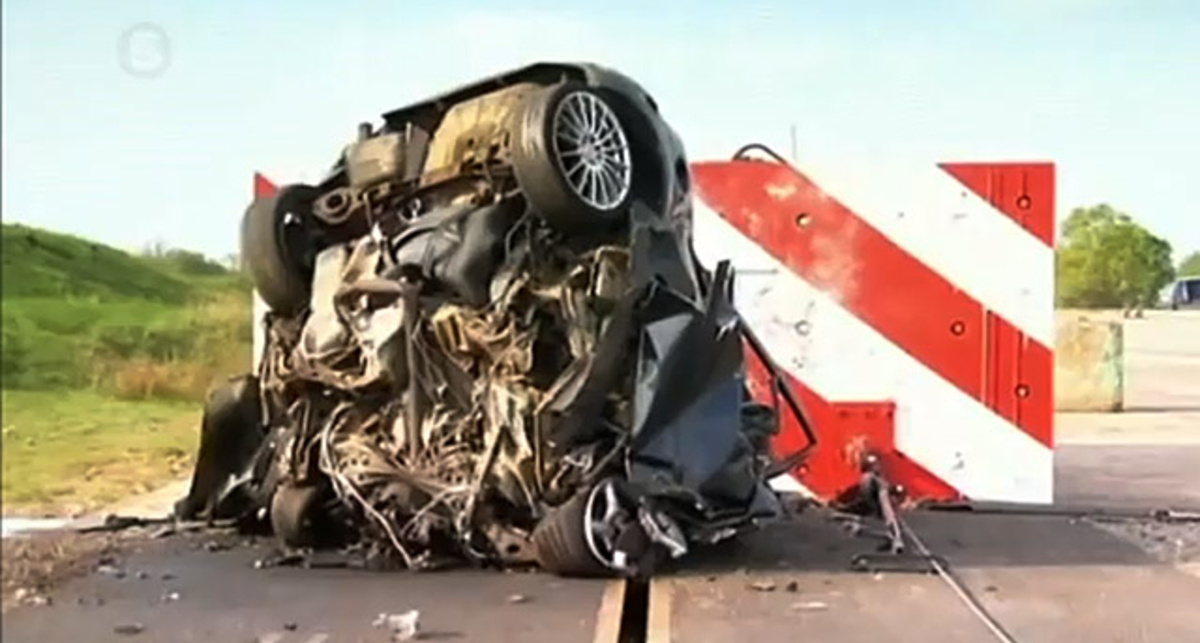 Краш-тест на скорости 190 км/ч! (видео)