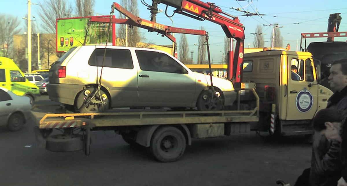 Коммунальщики нашли повод вернуть эвакуаторы