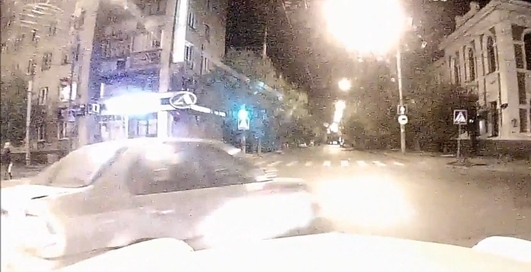 В России появился дорожный мститель на белой "Волге" (видео)