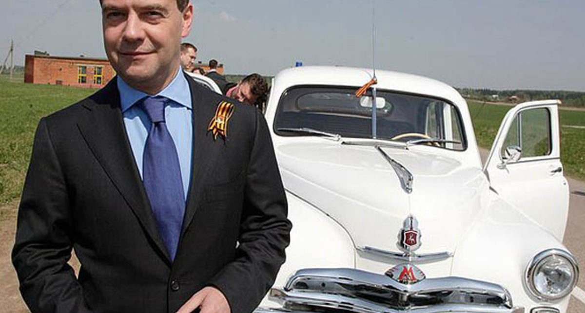 Медведев пересядет на российский автомобиль