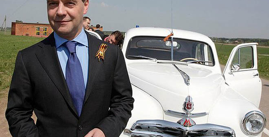 Медведев пересядет на российский автомобиль