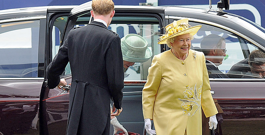 Королева Елизавета II попалась на нарушении правил