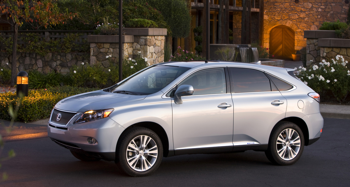 Чиновник жалуется, что его заставили купить Lexus