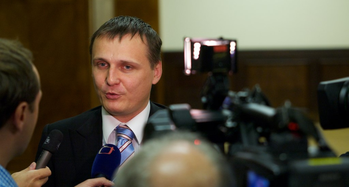 Министр транспорта лишился прав за езду без номеров