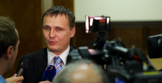 Министр транспорта лишился прав за езду без номеров