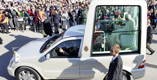 Папа Римский получит кардинально новый автомобиль