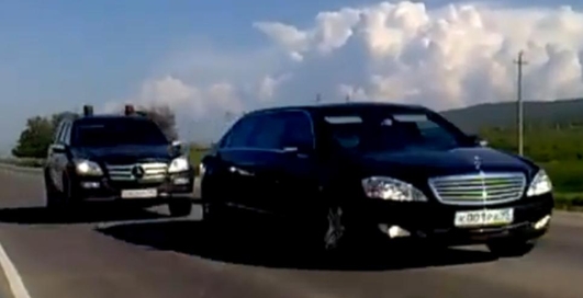 В кортеж Путина входит около 100 машин (видео)