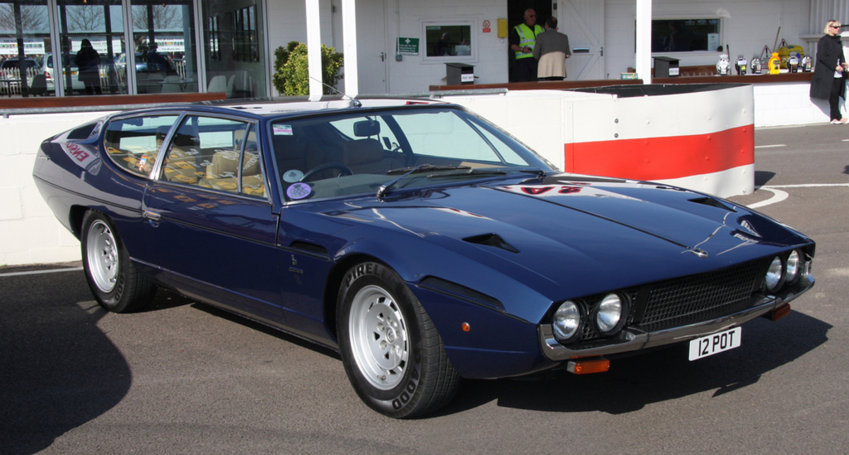 Огонь уничтожил Lamborghini Espada 1974 года