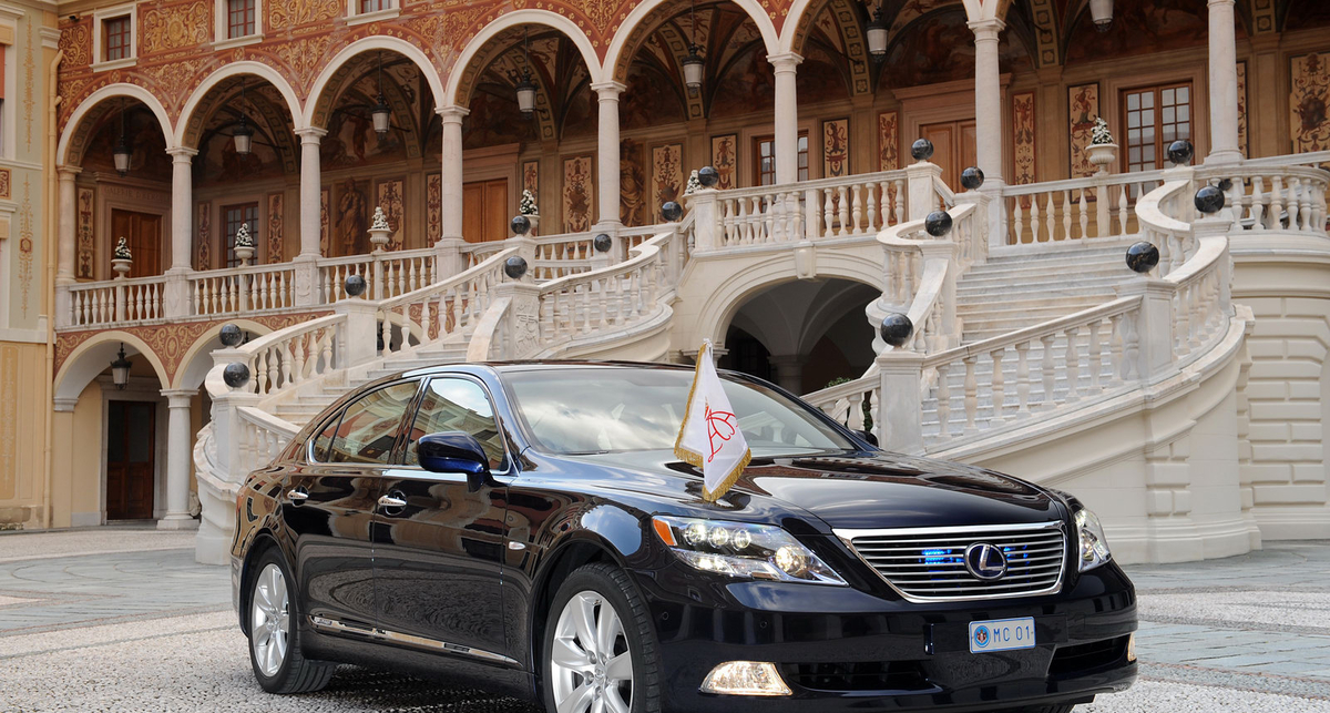 Вся королевская семья пересела на Lexus