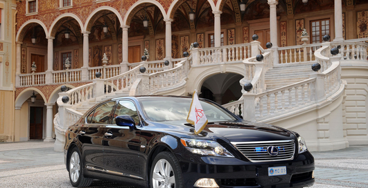 Вся королевская семья пересела на Lexus